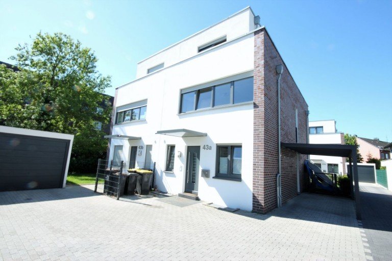 Front Meerbusch-B�derich Doppelhaush�lfte VERKAUFT 8/2026: Modernes Traumhaus Energieeffizient und vollm�bliert